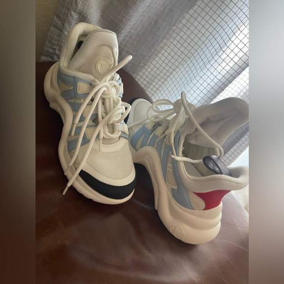 Louis Vuitton - Picture 2 of 7